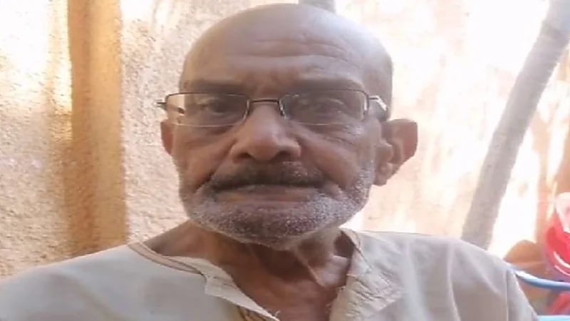 أبناء يطردون والدهم بعد تنازله عن ثروته لهم