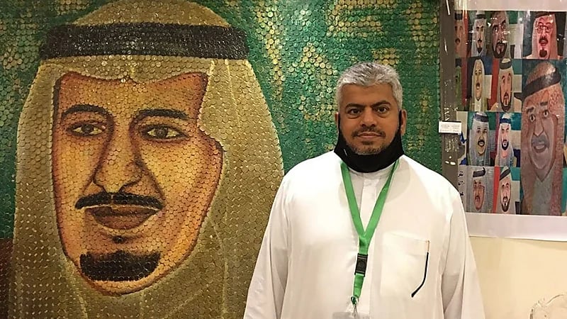 بالصور.. "سعودي" يرسم لوحات فنية للملوك بعملات معدنية نادرة