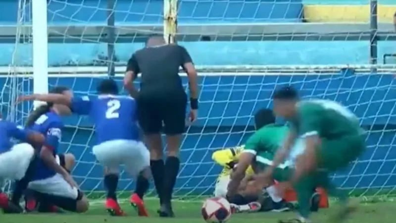 بالفيديو .. لحظة فرار لاعبين من طلقات نارية