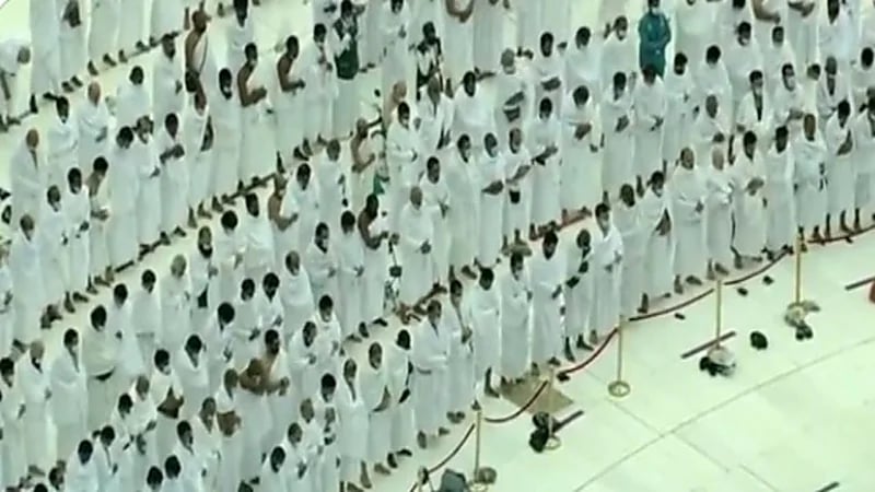 شاهد.. المصلون يؤدون صلاة العصر في المسجد الحرام وسط أجواء غائمة 