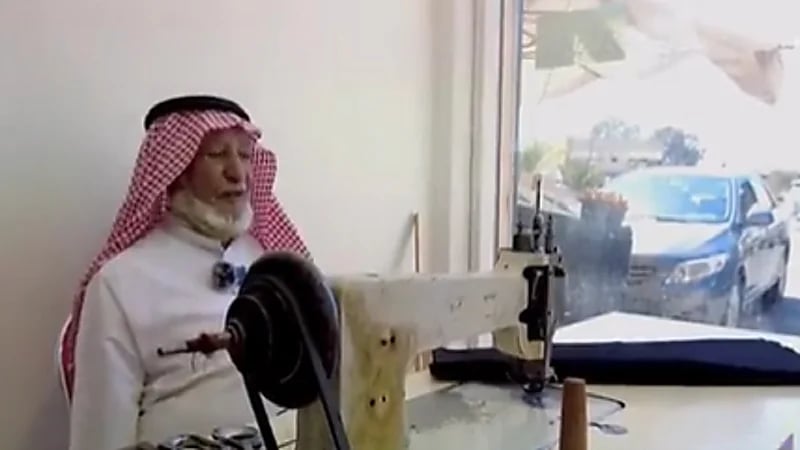 بالفيديو .. مواطن في الباحة يحترف حياكة الثوب النسائي منذ نصف قرن