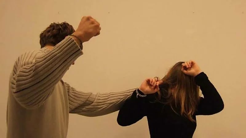 زوج يضرب زوجته بوحشية لمدة ١٣ ساعة بسبب مصاريف الولادة