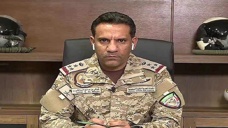 التحالف : نطلب من المدنيين بمطار صنعاء الدولي إخلاء المطار حالاً