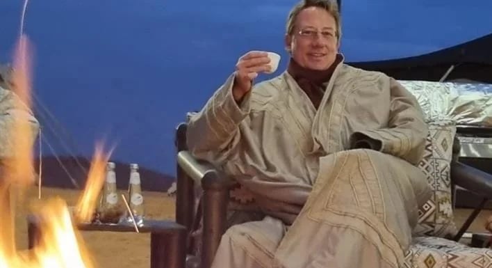 شاهد.. السفير الفرنسي يرتدي الفروة في رحلة برية مع زوجته في الرياض 