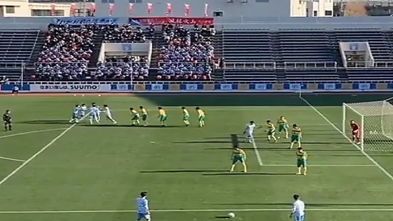 شاهد.. فريق كرة قدم يرقص لتحويل ركلة حرة إلى هدف