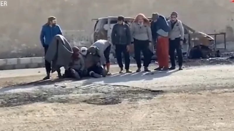 شاهد.. لحظة استسلام عناصر داعش في سجن غويران بالحسكة