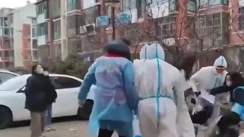 شاهد.. عناصر الوقاية من كورونا يعتدون بالضرب على السكان في الصين