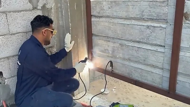 بالفيديو.. مواطن يحترف "السباكة" في الأحساء