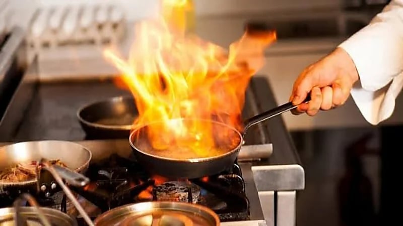 الكشف عن التصرف السليم حال اشتعال زيت الطهي