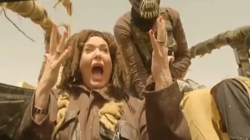 شاهد.. بكاء وصراخ صابرين بعد سقوط سيارة "رامز موفي ستار"  