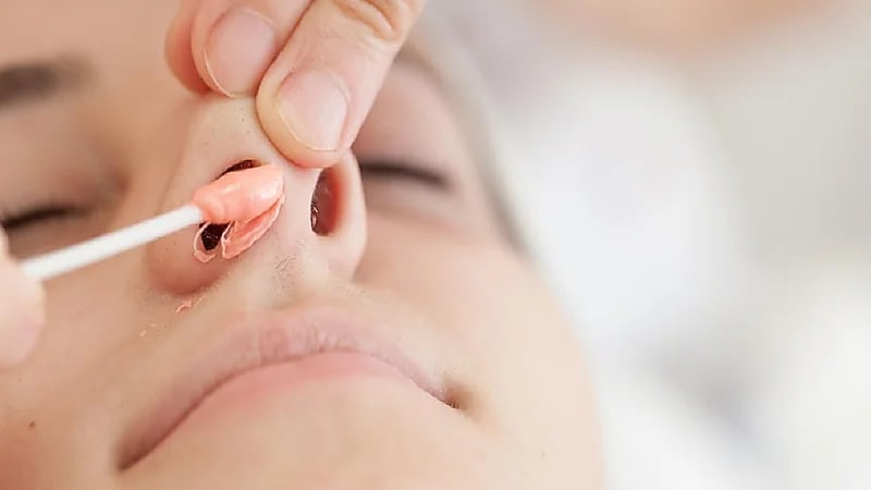 طبيب: نتف شعر الأنف قد يصيبك بأمراض خطيرة