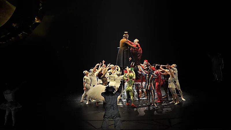 بالصور.. موسم جدة 2022 يستقطب زواره بعروض سيرك دو سوليه العالمي