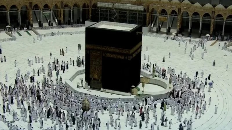 بالفيديو.. تعامد الشمس مع الكعبة المشرفة لحظة رفع أذان الظهر