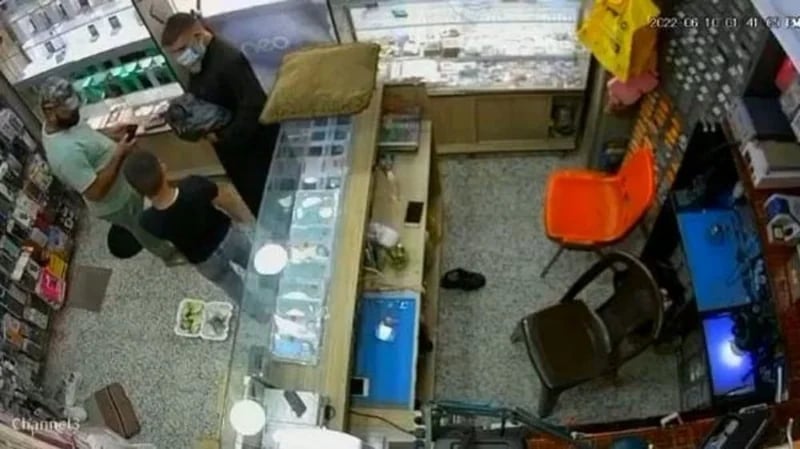 لصوص يسرقون محل هواتف نقالة ويهددون طفل