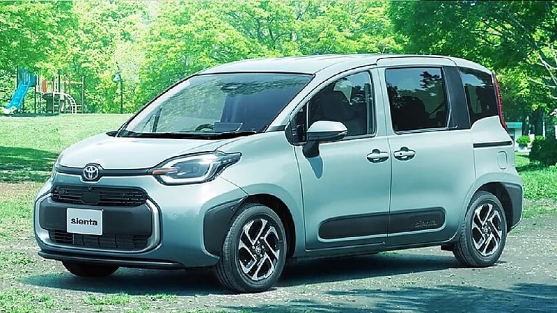 بالصور.. أنظمة ترفيهية لراحة الركاب بسيارة تويوتا العائلية الجديدة