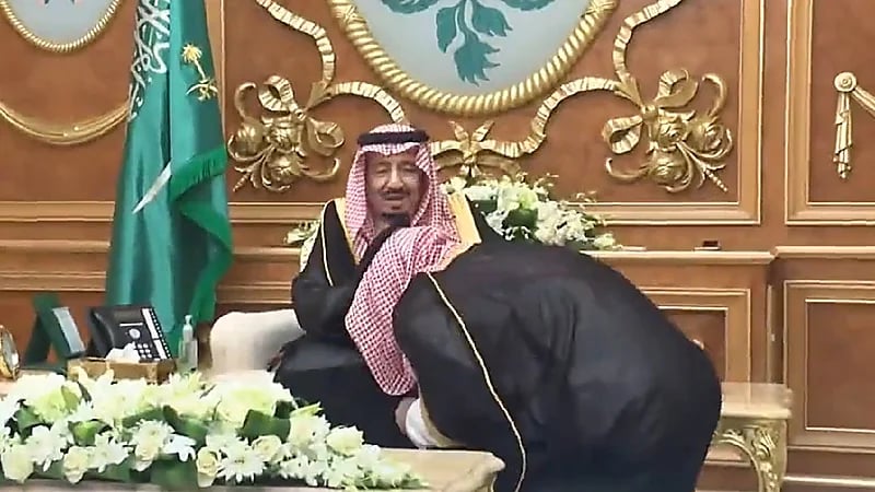 بالفيديو.. وزير الدفاع الجديد يقبل يدي خادم الحرمين وولي العهد بعد أداء القسم