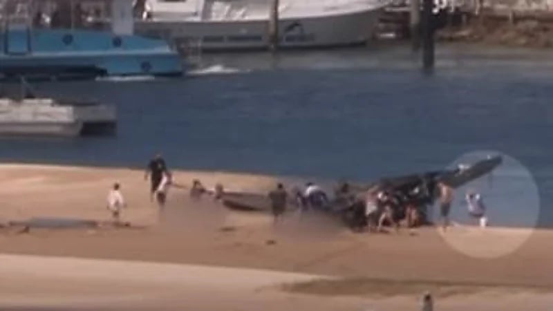 فيديو صادم يوثق لحظة اصطدام طائرتي هليكوبتر ببعضهما البعض