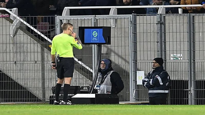 رسميا .. إعلان قراراتهم الحكام المعتمدة على الـ "فار" عبر الميكروفون