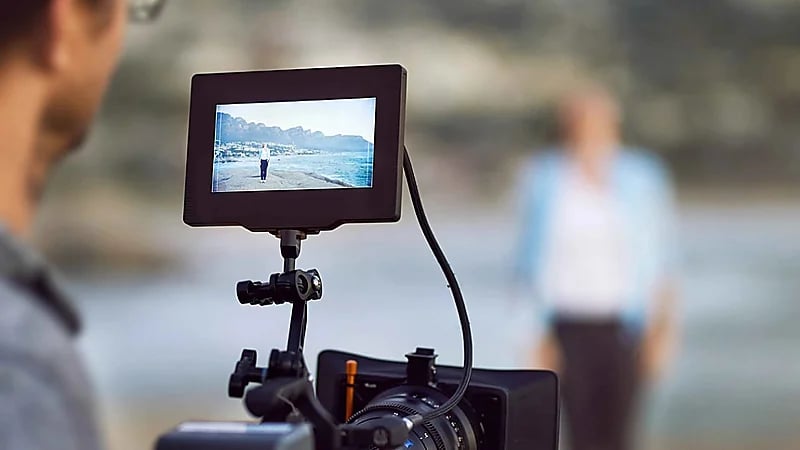 إحالة مخرج شهير للمحاكمة بتهمة ابتزاز فتاة بصور "خادشة"