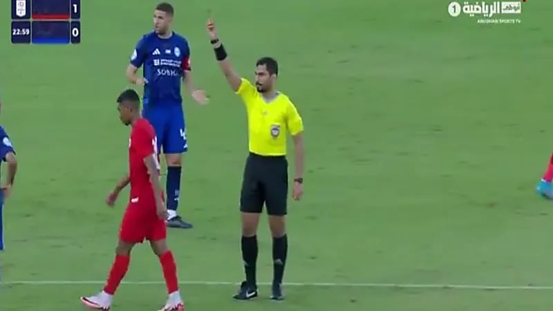 لاعب إماراتي يعاقب مدربه بعد استبداله في تنفيذ ركلة جزاء .. فيديو
