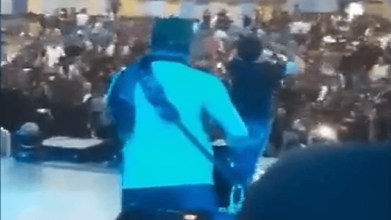 بالفيديو.. مطرب يفارق الحياة على خشبة المسرح أثناء إحياء حفل موسيقي