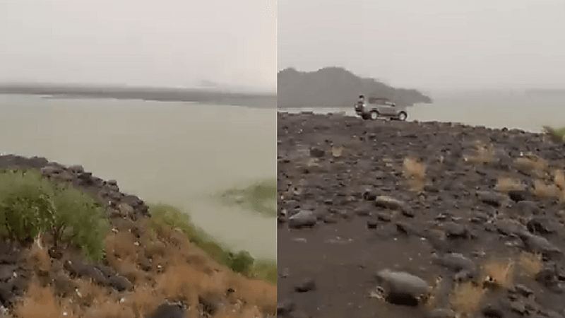 شاهد.. صاعقة تستهدف أحد المواطنين أثناء تصويره مقطعاً مصوراً في جازان