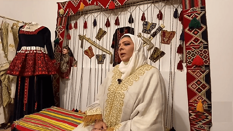 بالفيديو.. مواطنة تروي تجربتها في تصميم الأزياء التراثية