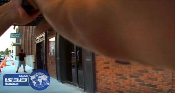 بالفيديو.. شرطي يطلق النار علي ممثل يؤدي مشهد سرقة