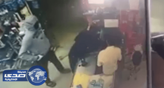 بالفيديو.. سطو مسلح على محل تموين بالقطيف