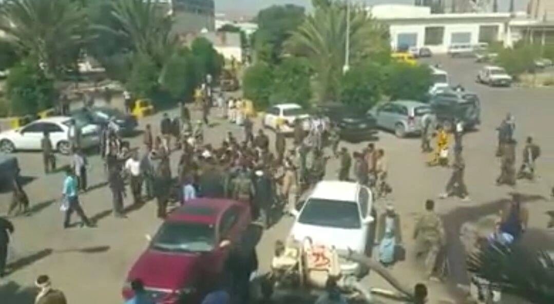 بالفيديو.. مليشيات الحوثي تفض وقفة احتجاجية لموظفي وزارة الاتصالات بصنعاء