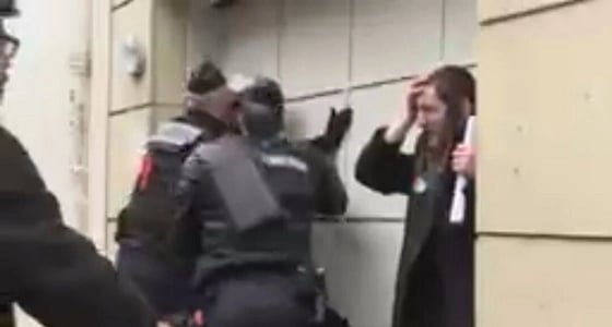 لحظة اعتداء إسرائيلي على حاخام معارض للصهيونية ومتعاطف مع الفلسطينيين