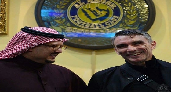 بالصور.. كارتيرون يوقع علي عقود تدريب النصر