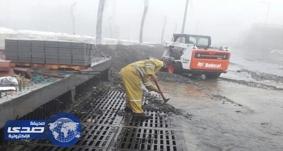 أمانة عسير تستكمل أعمال إزالة تجمعات المياه ونواتجها من الأتربة والمخلفات بأحياء مدينة أبها