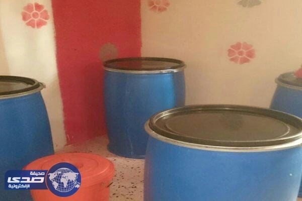 بالفيديو..مداهمة مصنع خمور ومصادرة أدوات التصنيع بجازان