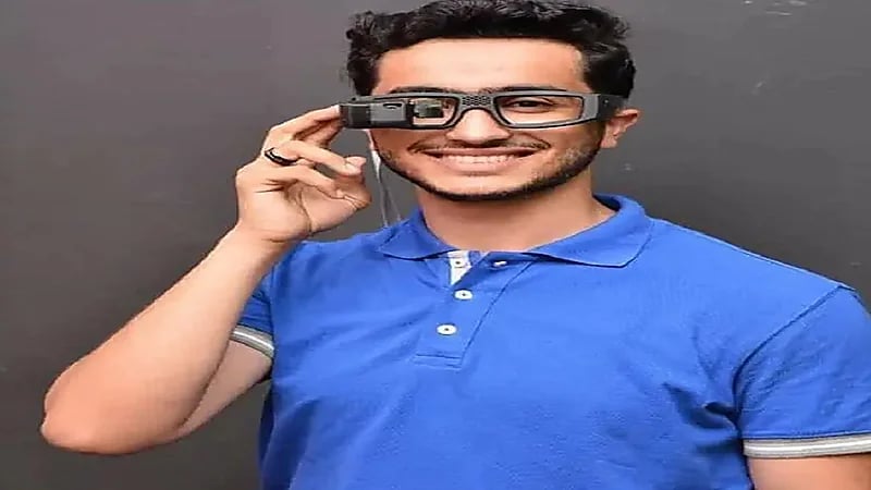 شاب يخترع نظارة تحوّل الصوت للغة إشارة للصم والبكم