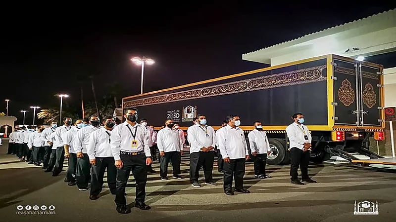 بالصور.. استعدادت نقل كسوة الكعبة إلى المسجد الحرام