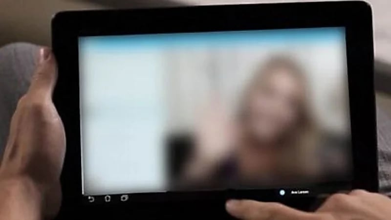 رجلان يصوران امرأة في أوضاع مخلة بهدف ابتزازاها