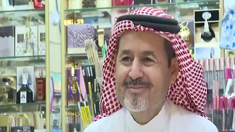 بالفيديو .. مواطن متقاعد يُكمل حلم زوجته الراحلة