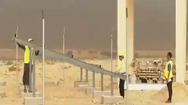 بالفيديو.. أعمال إنشائية مستمرة لتوفير المياه النقية لسكان مدينة "حصوين" اليمنية