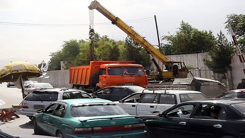 إزالة الحواجز والجدران الخرسانية في شوارع كابل بسبب الزحام "صور" 
