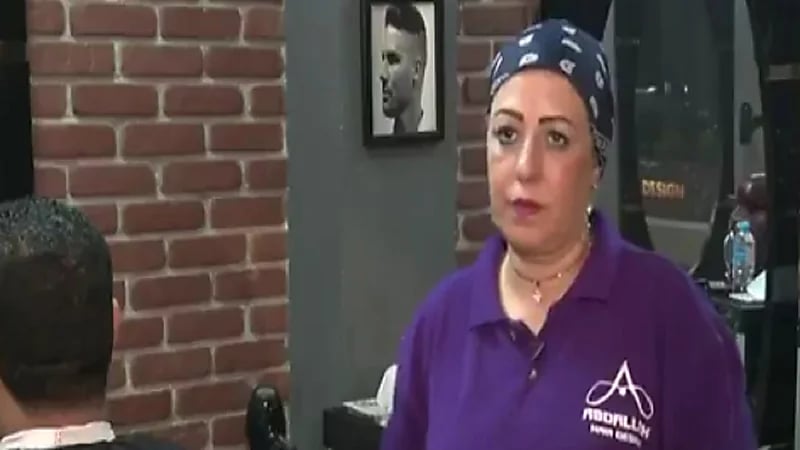بالفيديو .. مصرية تكسر حاجز الخوف وتصبح "حلاق رجالي"