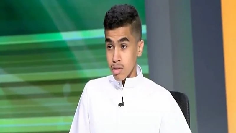 شاب يكشف عن دخله الشهري من غسيل السيارات في منزله "فيديو"