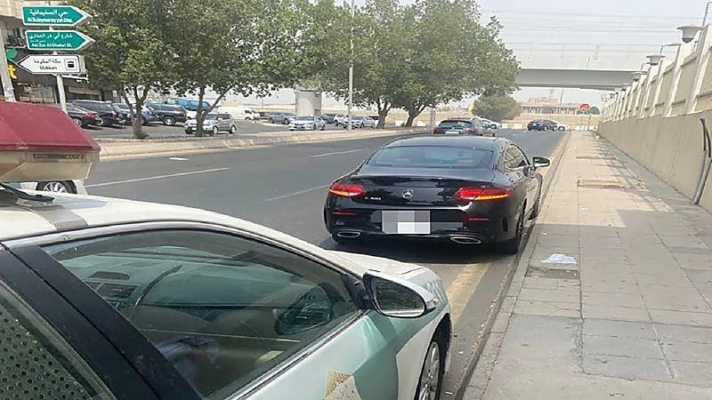 ضبط قائد مركبة قطع الطريق وسار عكس اتجاه السير في جدة