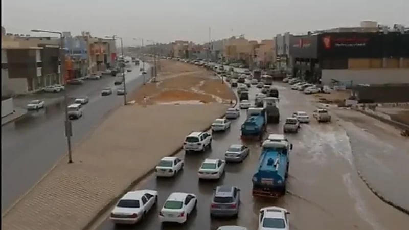 الأمطار الغزيرة تعرقل حركة المرور في إحدى مخارج الطرق الرئيسة بالرياض