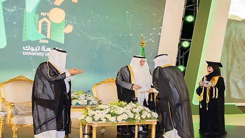  شاهد.. أمير تبوك يهدي مسبحته وقلمه الخاص لمقدمي حفل التخرج 