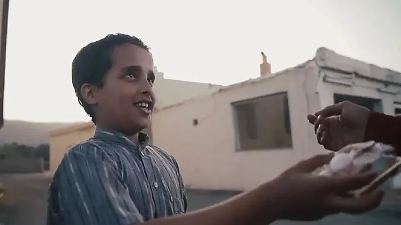 بالفيديو .. كرم وخفة دم طفل في بللسمر يلتفت انتباه يوتيوبر بحريني