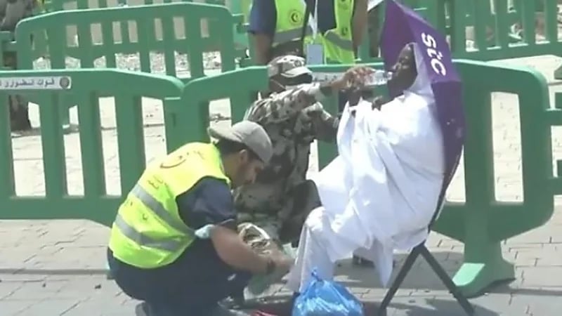 شاهد..  إسعاف حاجة أصيبت بإعياء بسبب حرارة الشمس 