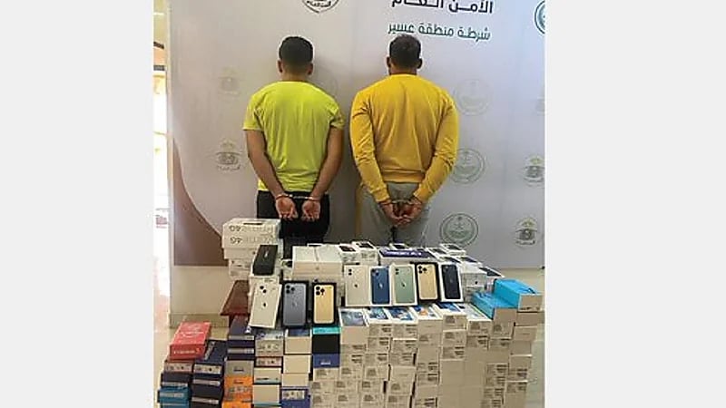 الإطاحة بمقيمَيْن لسرقتهما هواتف متنقلة من محل تجاري