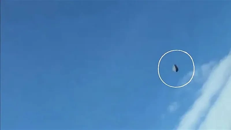 نيزك محترق كاد يقتل شخصاً بمظلة