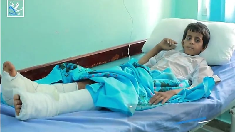 شاهد.. طفل اغتالت برائته ألغام الحوثي وهو يتفقد الإبل رفقه جده